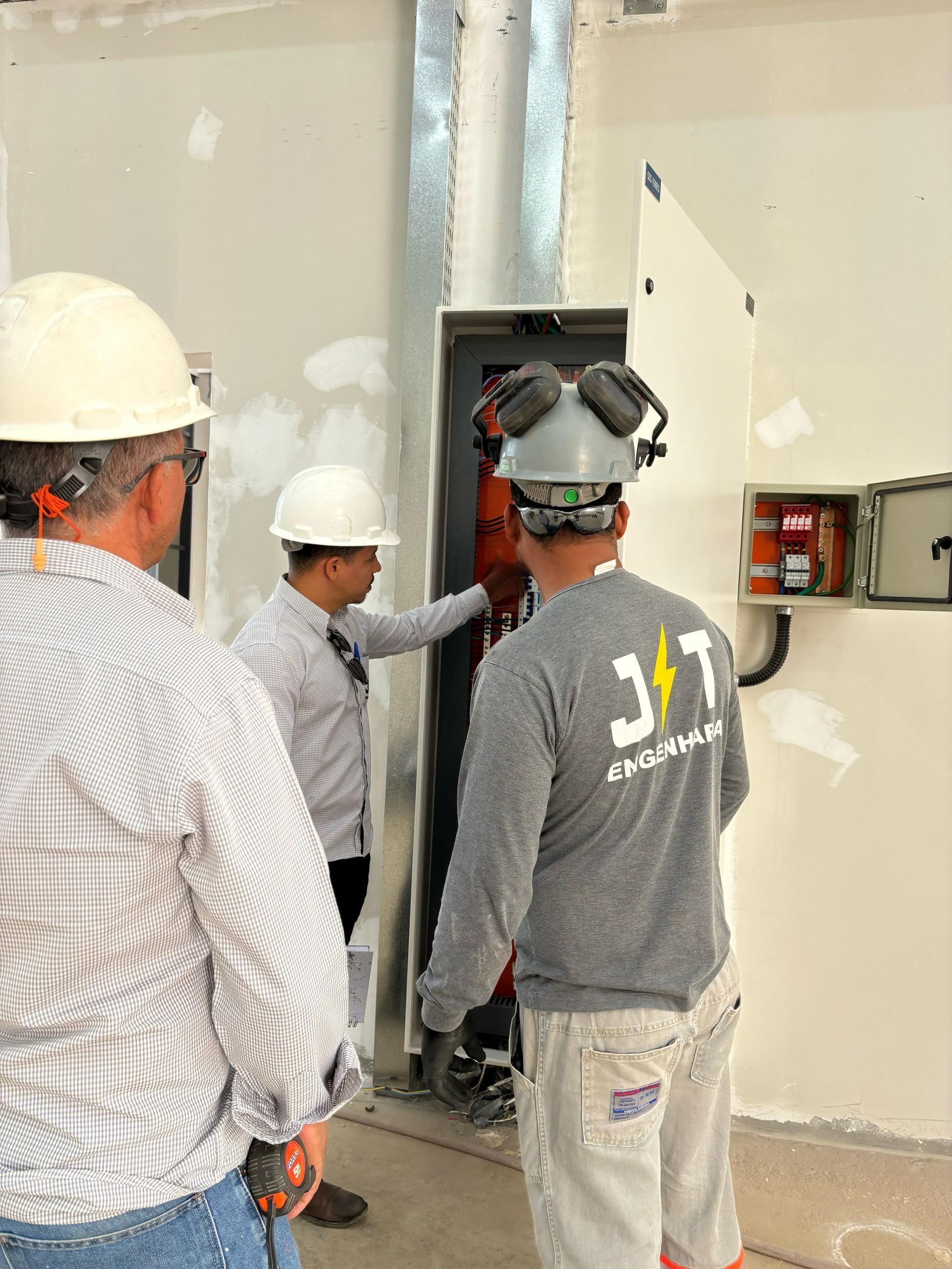 Equipe da JT Engenharia em assessoria tecnica na obra