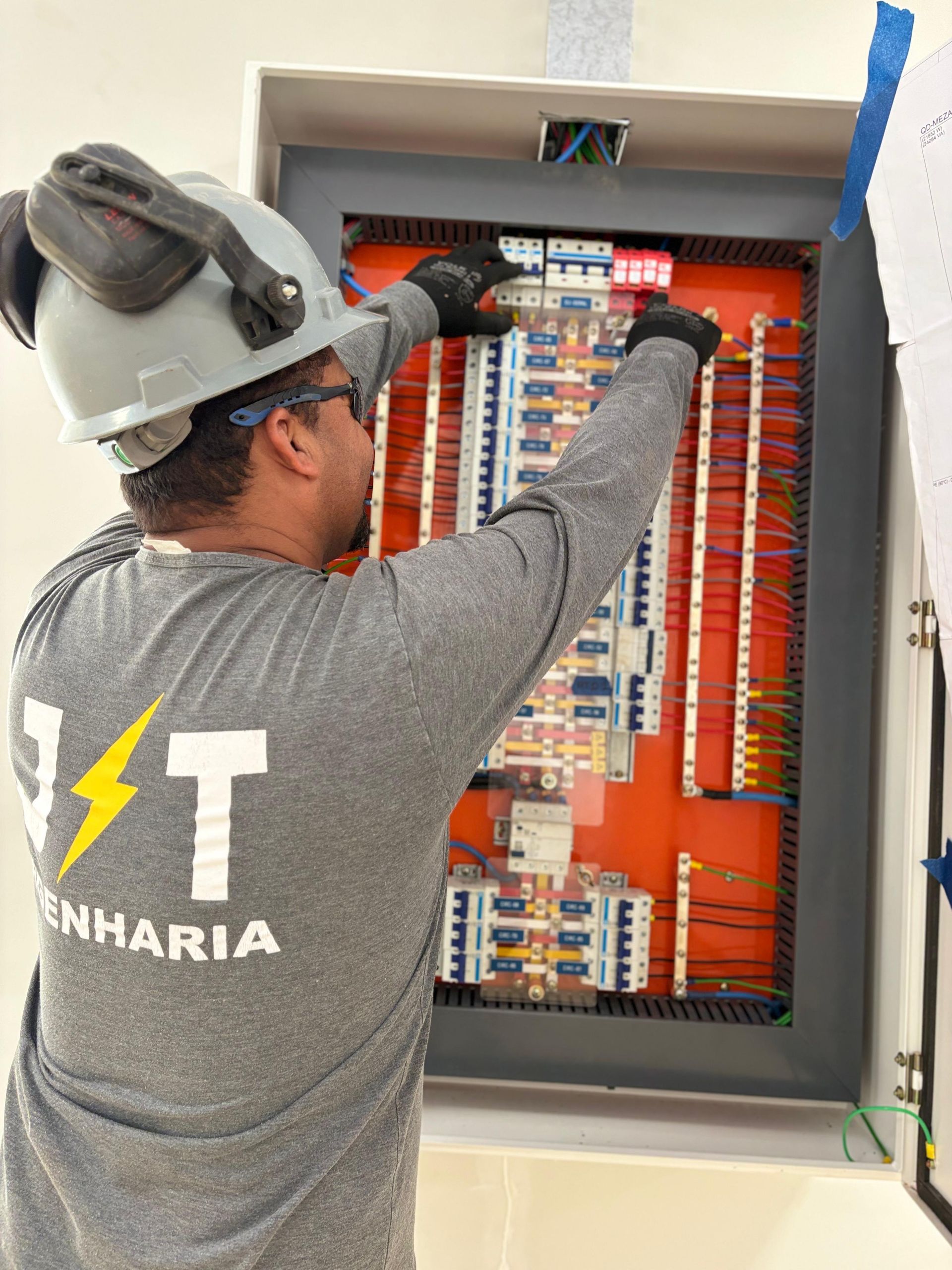 Tecnico da JT Engenharia trabalhando em painel eletrico industrial